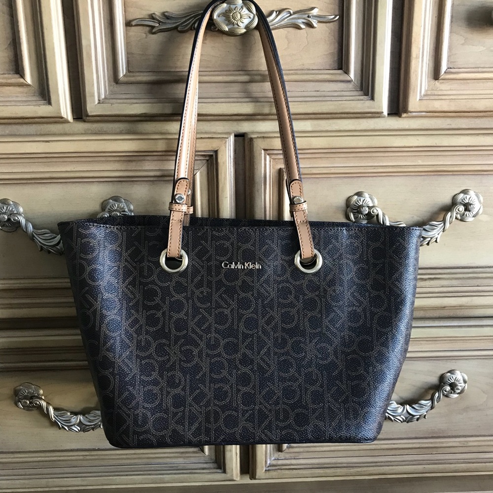 Calvin Klein Tote. ⚜️